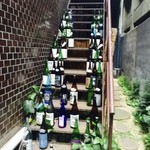 Robatasushihotaru - 階段には日本酒の瓶が・・・