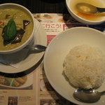 コカレストラン＆マンゴツリーカフェ - 日替わりカレー950円　この日は、グリーンカレー　サラダ、スープ付