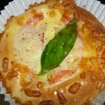 サニーサイド - トマト＆モッツァレラパン