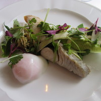 ラ・トゥーエル - 「鰆の燻製・瞬間焼き　春野菜のサラダ仕立て」