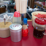 安全食堂 - 卓上の調味料。ゆで卵の誘惑は健在。