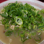 安全食堂 - 替玉はラーメンの麺。ネギたっぷり入れてくれました。