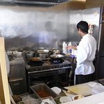 SPICE INDIA - 厨房。右がカレー担当バッドゥさん、左がタンドリー担当サンディさん