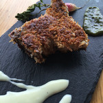 ソリスアグリトゥーリズモ - 仔羊のコトレッタは中身がジューシー、これに2種類のソースを添えて