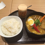 スープカレー 米KURA - 骨付きチキンと具沢山野菜のカレー大盛りライス