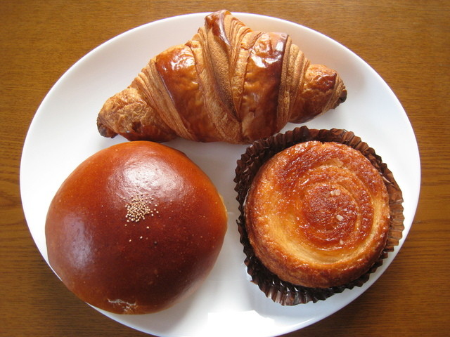 おかしのくに 本店 - さくらんぼ東根（パン）の写真