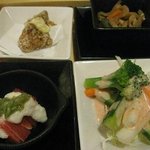 とり竹 - 定食には小鉢４品の他、お味噌汁＆食後のドリンクが付きます