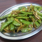 プルジャ ダイニング - 2016.05・絹さやとネパールの小魚炒め(メニュー外)