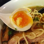 麺やBar 渦 - 味玉の半熟具合と味の濃さも良いです。