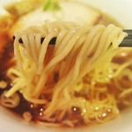 麺やBar 渦 - 喉越しの良い、低加水のパッツン麺ですがスープの絡みも良いです。