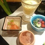 祇園迦陵 - 八寸　南瓜すり流し　白海老紋甲烏賊酒盗和え新じゅん菜　　