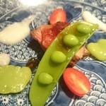 祇園迦陵 - 強肴　ローストビーフ　アメーラトマト　スナップエンドウ　一寸豆　新玉ねぎソース