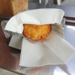 お惣菜の店　ふるや - コロッケの一つはアツアツのうちに