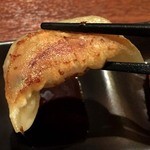 博多餃子舎603　ZA IMAIZUMI - お店のお姉さんのおすすめの今泉純情鉄鍋餃子15個入りで780円。