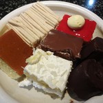 あみやき亭 - サラダ・フルーツ・ケーキ 全て食べ放題 580円（税別）。