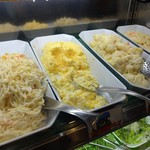 あみやき亭 - サラダ・フルーツ・ケーキ 全て食べ放題 580円（税別）。