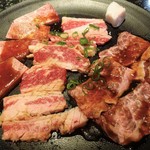 あみやき亭 - 味わい焼肉三味盛 1,000円（税別）。