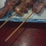 炭火焼鳥厨房 河内屋 - 左からレバー（税抜90円）、つなぎ（同190円）、ハツ（同90円）