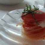 サーラ アマービレ - ◆フルーツトマトの冷たいカペッリーニ
            カッペリーニのお味付もいいですが、上にのせられたトマトシャーベトがよく合います。