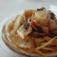 サーラ アマービレ - ◆帆立貝とラディッキオのスパゲッティ
                帆立タップリの和風テイストで美味しいパスタです。