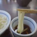 釜あげうどん 長田 in 香の香 - その後は濃い目の出汁につけて食べてみると、濃い目のタレがモチモチ感の強い麺にすうっと染みこんで大変力強い味わいで、今まで食べた釜揚げうどんの中で一番の美味しさです。
