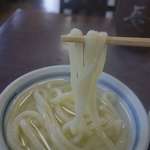 釜あげうどん 長田 in 香の香 - せっかくなのでまずは麺のみ食べてみると、つやつやした麺はモチモチ感が大変強いものの、コシもしっかり強く、麺単体でも大変美味しく楽しめます。