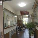 釜あげうどん 長田 in 香の香 - 意を決して店内へと進むと、席はちらほら埋まり始めているものの行列は出来ておらず