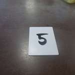 釜あげうどん 長田 in 香の香 - 今回は釜揚げうどんの小250円を注文。5番の番号札を手渡されたあとに席へ移動します。