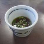 釜あげうどん 長田 in 香の香 - 黒黒とした出汁には醤油、カツオ、いりこなどが入って、旨味塩気ともにたいへん濃厚。特に旨味が強いことから、スープ替りに出汁を軽く飲み干すのもオススメです。