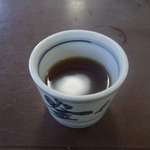 釜あげうどん 長田 in 香の香 - 熱々の壺の中にはうどんを食べるときに使う出汁が入っているとのことで器に投入。黒っぽい色をした出汁はどことなく関東風のうどん出汁にも見えなくもありません。