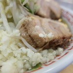 ラーメン二郎 - 豚の厚み