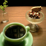 自家焙煎珈琲豆屋cafe use喫茶室 - デザートセット<ブレンドのビターとチョコムース>（945円）