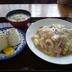 宝楽 - 皿うどん＋おにぎりです。