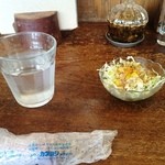 あじーる - 店内カウンターの1枚天板もカントリーぽさを出してます。