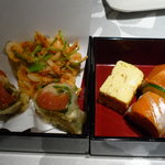 蕎麦と日本料理　驚　KYO - （左側）桜海老のかき揚げ・杏の天ぷら　（右側）紅鮭の棒鮨