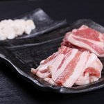 Yakiniku Ura - 噂の豚肉とシロ。写真より実物の方が綺麗。