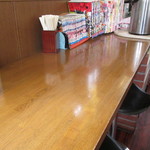 河島屋食堂 - カウンターが主体。