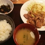 博多もつ鍋 やまや - 生姜焼き定食1000円。