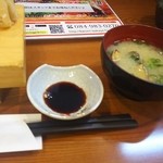 お寿司セット<税込>810円のあさりの味噌汁(2016.06.01)