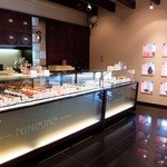 ラトゥリエ ドュ ニニキネ - お店に入るとケーキ・・