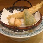 Tempura Shinjuku Tsunahachi - ほたて、穴子です。