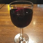 Nikuno Mansei - まずは赤ワインから！
      でもなぜかグラスが小さい(^^
