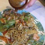 広州園 - 什錦炒麺　には酢ですね。