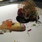 エクアトゥール - （2016年5月　訪問）白アスパラとジックリ煮たタコ、イカ墨ソース添え。様々な食材を使っているのにライムの香りと合わさり統一されるのん♡