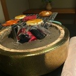和田金 - 網焼きコース、炭火で加熱中