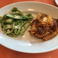 トラットリア グランボッカ - コースの2種のパスタ盛り合わせジェノベーゼとミートソース