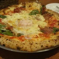 カリーナ　カリーナ - モッツァレラチーズと生ハム半熟卵のピッツア"ビスマルク"