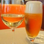 ビストロ ダイア - グラスの白ワイン＆生ビール