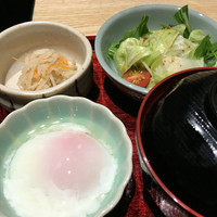 瓢嘻 京橋店 - 温泉玉子やサラダ。