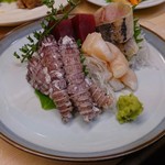 季節料理 魚竹 - 刺身　しめ鯵+マグロ赤身+帆立貝柱+シャコ (2)